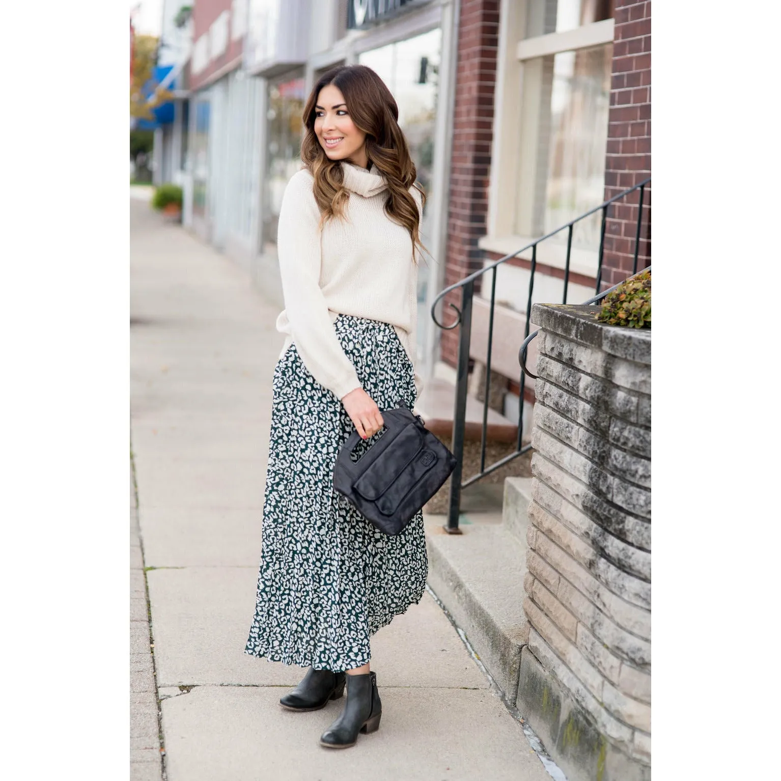 Sleek and Chic Leopard Skirt