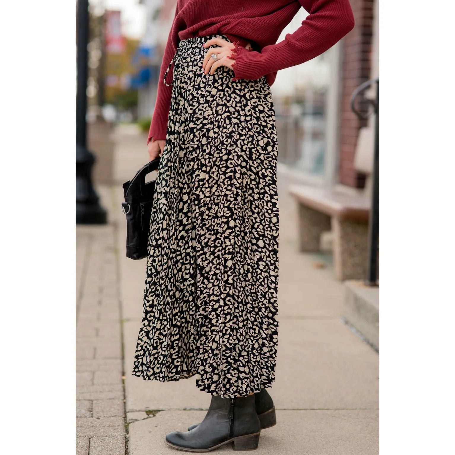 Sleek and Chic Leopard Skirt