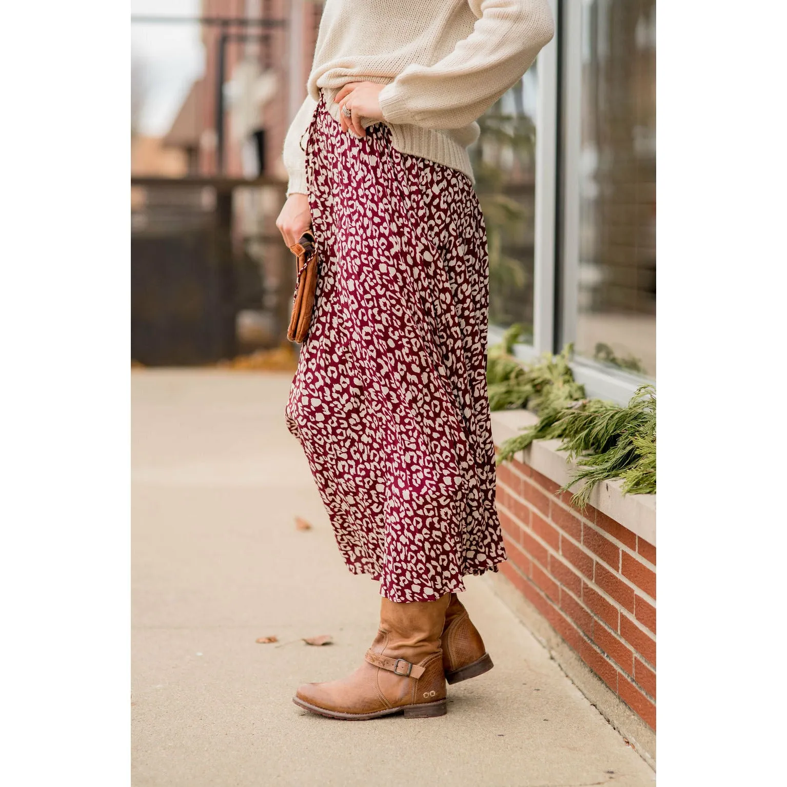 Sleek and Chic Leopard Skirt